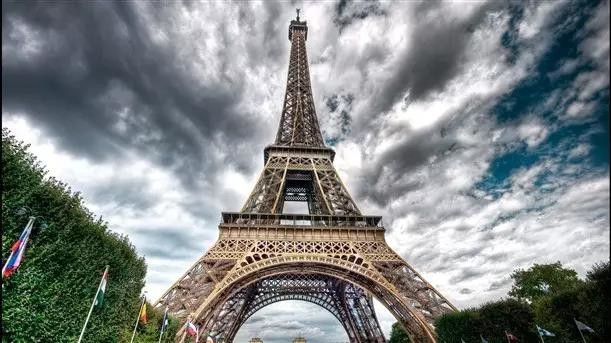 ultimo caso aziendale circa La torre Eiffel